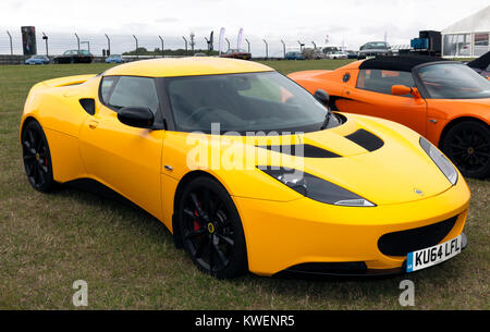 Trois-quart vue frontale d'une Lotus Evora 2014, en exposition statique à la Silverstone Classic 2017 Banque D'Images