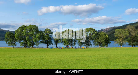 Les gens dans des tentes de camping sur les rives du Loch Ness à Fort Augustus, Highland, Scotland, UK Banque D'Images