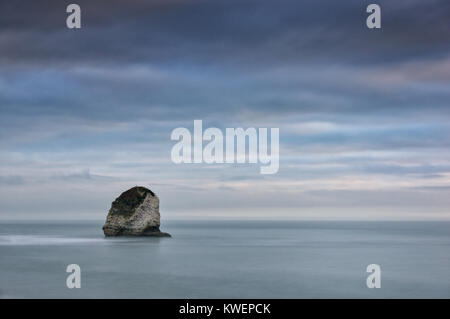 Pastel doux coucher de soleil sur la mer d'eau douce à pile isolée Bay, île de Wight Banque D'Images