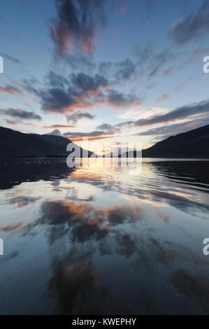 Coucher de soleil derrière Beinn a'Bheithir et Ballachulish vu sur le Loch Leven de Glencoe, Ecosse Banque D'Images