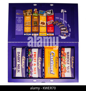 Une collection Classic Cadbury's Dairy Milk case de sélection sur un fond blanc Banque D'Images