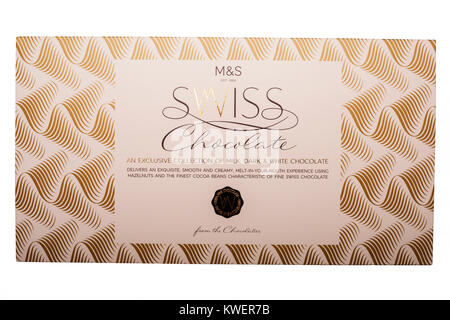 Une boîte de chocolats suisses de M&S sur un fond blanc Banque D'Images