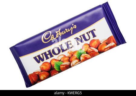 Un bar de Cadbury's Noix entière du chocolat au lait sur un fond blanc Banque D'Images