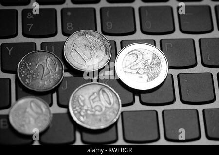 Pièces en euro sur le clavier de l'ordinateur portable - faire de l'argent en ligne Banque D'Images
