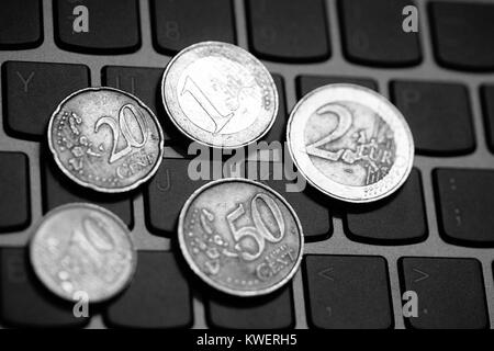 Pièces en euro sur le clavier de l'ordinateur portable - faire de l'argent en ligne Banque D'Images