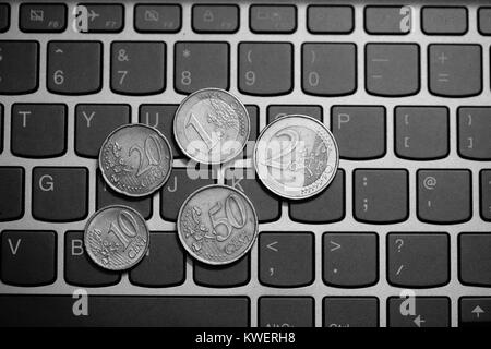 Pièces en euro sur le clavier de l'ordinateur portable - faire de l'argent en ligne Banque D'Images