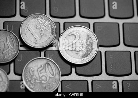 Pièces en euro sur le clavier de l'ordinateur portable - faire de l'argent en ligne Banque D'Images