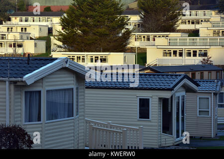 Mobile homes ou caravanes de vacances sur un site de camping à Whitecliff Bay près de Bembridge, sur l'île de Wight. Hébergement de vacances sur un terrain de camping en France. Banque D'Images