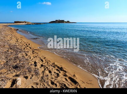 Isola delle Correnti et Capo Passero mer de sable d'été (plage, Portopalo Siracusa, Sicile, Italie), point le plus au sud de la Sicile. Banque D'Images