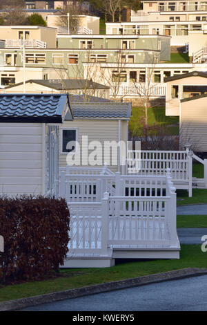 Mobile homes ou caravanes de vacances sur un site de camping à Whitecliff Bay près de Bembridge, sur l'île de Wight. Hébergement de vacances sur un terrain de camping en France. Banque D'Images