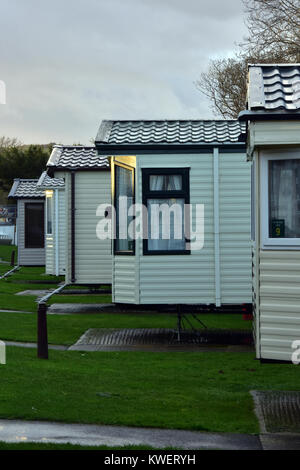 Mobile homes ou caravanes de vacances sur un site de camping à Whitecliff Bay près de Bembridge, sur l'île de Wight. Hébergement de vacances sur un terrain de camping en France. Banque D'Images