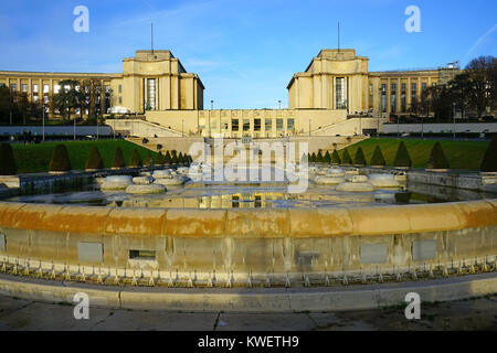 Vue de la construction du Palais de Chaillot, au Trocadéro dans le 16ème arrondissement de la capitale française. Banque D'Images