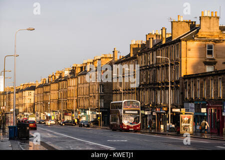 Afficher le long de Leith Walk street avec la fin de l'après-midi l'hiver et sur les bâtiments, Édimbourg, Écosse, Royaume-Uni Banque D'Images