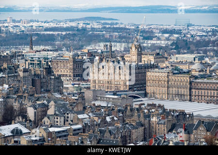 Vue sur centre-ville d'Édimbourg en hiver après une chute de neige, Ecosse, Royaume-Uni. Banque D'Images