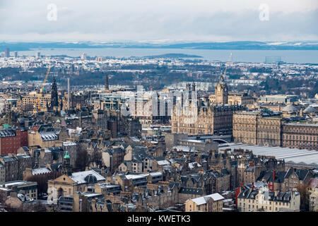 Vue sur centre-ville d'Édimbourg en hiver après une chute de neige, Ecosse, Royaume-Uni. Banque D'Images