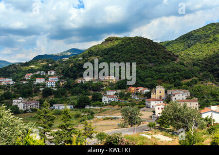 Fiumefreddo Bruzio (l'un des plus beaux villages de l'Italie) sur une montagne au sommet d'une colline au-dessus de la côte de la mer Tyrrhénienne, province de Cosenza, Calabre, Italie. Banque D'Images