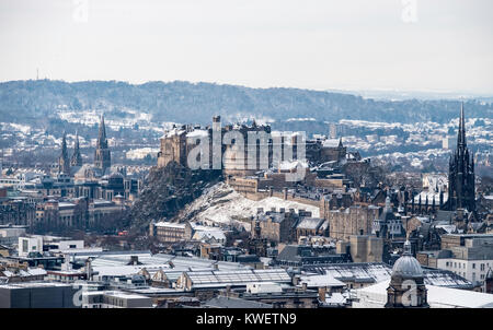 Chutes de neige sur la ville d'Edimbourg en décembre. Vue sur l'horizon de la ville vers le château d'Édimbourg à partir de Salisbury Crags, Ecosse, Royaume-Uni. Banque D'Images