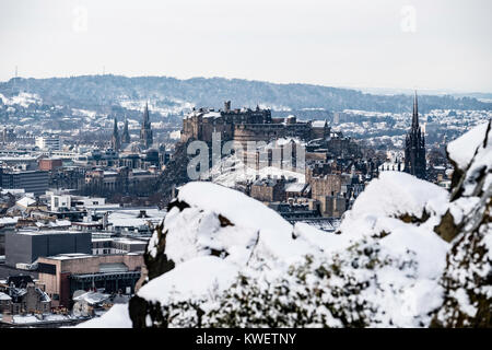 Chutes de neige sur la ville d'Edimbourg en décembre. Vue sur l'horizon de la ville vers le château d'Édimbourg à partir de Salisbury Crags, Ecosse, Royaume-Uni. Banque D'Images