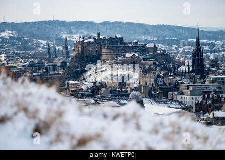 Chutes de neige sur la ville d'Edimbourg en décembre. Vue sur l'horizon de la ville vers le château d'Édimbourg à partir de Salisbury Crags, Ecosse, Royaume-Uni. Banque D'Images