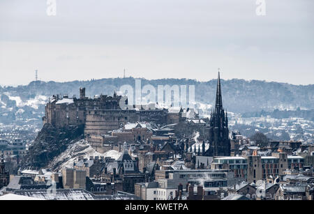 Chutes de neige sur la ville d'Edimbourg en décembre. Vue sur l'horizon de la ville vers le château d'Édimbourg à partir de Salisbury Crags, Ecosse, Royaume-Uni. Banque D'Images