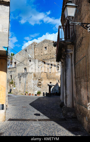 Fiumefreddo Bruzio street (l'un des plus beaux villages de l'Italie, sur la colline de montagne haut au-dessus de la côte de la mer Tyrrhénienne), province de Cosenza, Calabre, Banque D'Images