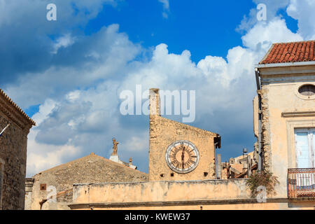 Fiumefreddo Bruzio horloge (l'un des plus beaux villages de l'Italie sur la colline montagne haut au-dessus de la côte de la mer Tyrrhénienne), province de Cosenza, Calabre, Italie. Banque D'Images