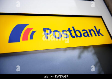 Signe de la banque postale, la Postbank der Schild Banque D'Images