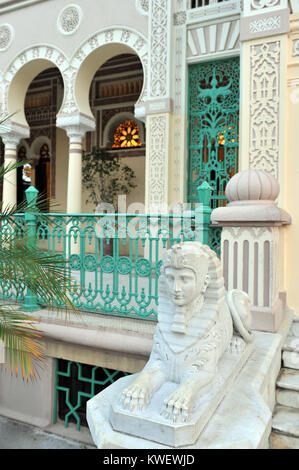 CIENFUEGOS, CUBA, le 8 mai 2006. Un détail de la façade du palais, dans la vallée de Cienfuego, Cuba, le 8 mai 2009. Un Sphinx et d'arcs. Banque D'Images