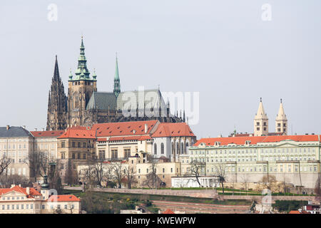 Vue sur la Cathédrale St Vitus dans le centre historique de Prague, en République tchèque, du toit de l'Clementinum. Banque D'Images