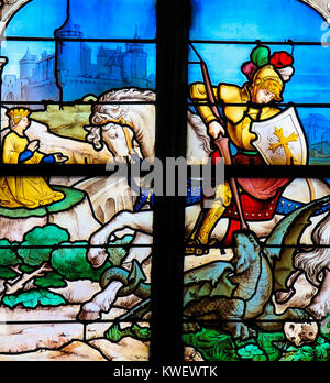 Saint Georges terrassant le dragon sur un vitrail dans l'église de Honfleur, France Banque D'Images