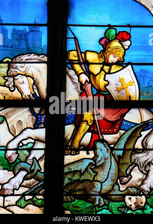 Saint Georges terrassant le dragon sur un vitrail dans l'église de Honfleur, France Banque D'Images