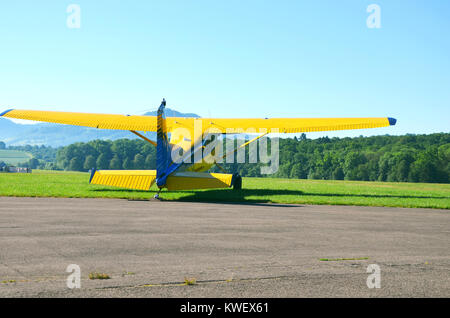 Un petit avion jaune prêt à décoller, vu à Hahnweide, Stuttgart, Allemagne du Sud, Juin 2017 Banque D'Images