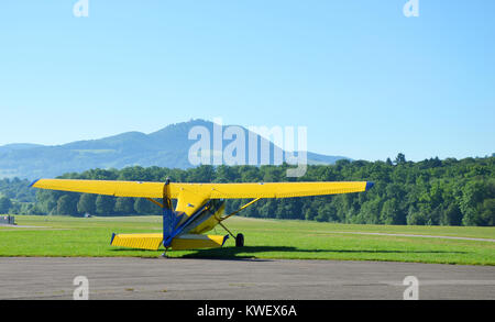 Un petit avion jaune prêt à décoller, vu à Hahnweide, Stuttgart, Allemagne du Sud, Juin 2017 Banque D'Images