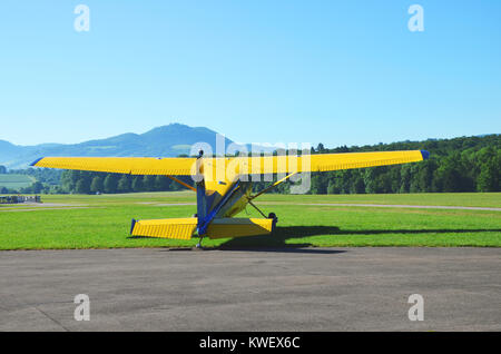 Un petit avion jaune prêt à décoller, vu à Hahnweide, Stuttgart, Allemagne du Sud, Juin 2017 Banque D'Images