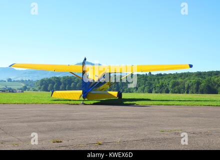 Un petit avion jaune prêt à décoller, vu à Hahnweide, Stuttgart, Allemagne du Sud, Juin 2017 Banque D'Images