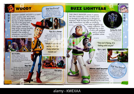 Personnages Pixar Woody et Buzz l'éclair du film Toy Story de Pixar dans un guide des personnages Banque D'Images