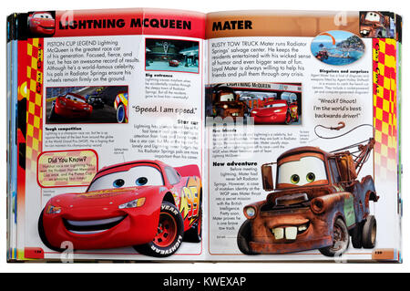 Caractère Pixar Lightning McQueen et Mater de remorquage de voitures dans un guide des personnages de Pixar Banque D'Images