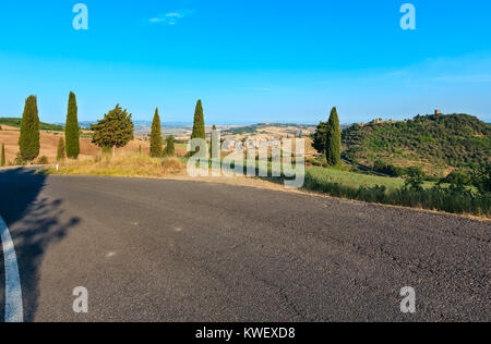 Vue sur la campagne d'été de Montepulciano, village médiéval italien Val d'Orcia Paysages culturels de l'UNESCO, la province de Sienne, Toscane, JE Banque D'Images