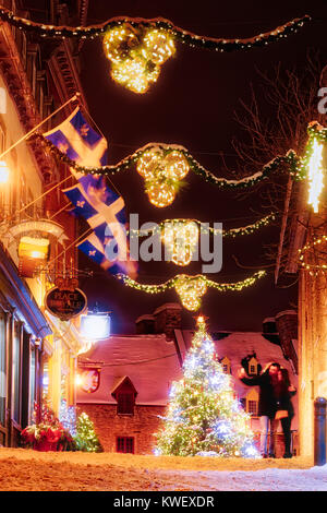 Décorations de Noël et de la neige fraîche à Québec's Petit Champlain dans la nuit- le long de la Rue Notre Dame à l'arbre de Noël sur la Place Royale, avec Banque D'Images