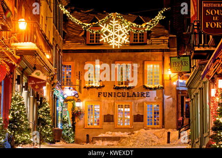 Décorations de Noël et de la neige fraîche à Québec's Petit Champlain dans la nuit. Jusqu'à la rue Sou-le-Fort vers le Funiculaire Banque D'Images