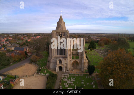 L'automne, compte tenu de l'abbaye de Crowland Ariel ; Crowland ; ville ; Lincolnshire, Angleterre, Royaume-Uni Banque D'Images