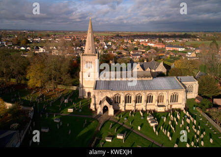 L'automne, Ariel vue de l'Église Priorale, Deeping St James, comté de Lincolnshire, Angleterre, RU Banque D'Images