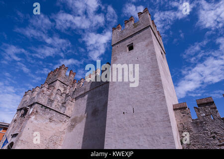 Rocca Scaligera château de Sirmione ville près de Lac de Garde en Italie Banque D'Images