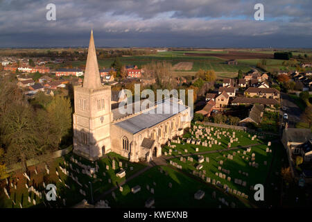 L'automne, Ariel vue de l'Église Priorale, Deeping St James, comté de Lincolnshire, Angleterre, RU Banque D'Images