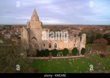 L'automne, compte tenu de l'abbaye de Crowland Ariel ; Crowland ; ville ; Lincolnshire, Angleterre, Royaume-Uni Banque D'Images