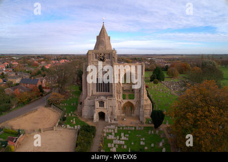 L'automne, compte tenu de l'abbaye de Crowland Ariel ; Crowland ; ville ; Lincolnshire, Angleterre, Royaume-Uni Banque D'Images