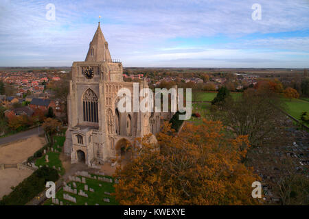 L'automne, compte tenu de l'abbaye de Crowland Ariel ; Crowland ; ville ; Lincolnshire, Angleterre, Royaume-Uni Banque D'Images