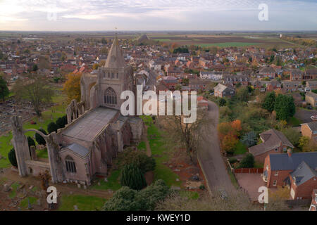 L'automne, compte tenu de l'abbaye de Crowland Ariel ; Crowland ; ville ; Lincolnshire, Angleterre, Royaume-Uni Banque D'Images