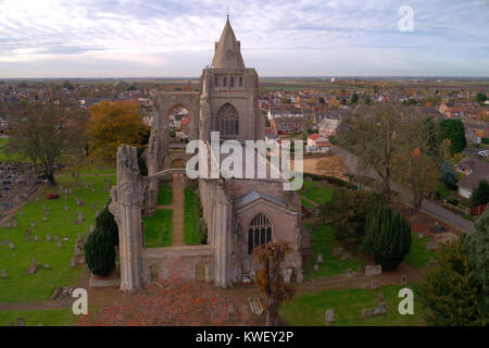 L'automne, compte tenu de l'abbaye de Crowland Ariel ; Crowland ; ville ; Lincolnshire, Angleterre, Royaume-Uni Banque D'Images