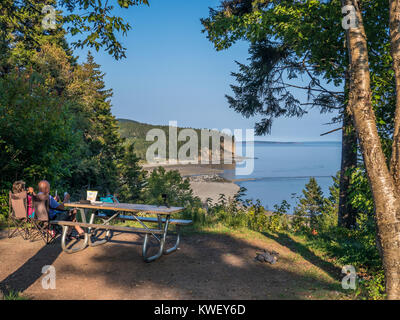 Couple bénéficie d'avis de camping 59, siège de camping, parc national de Fundy, la baie de Fundy, Nouveau-Brunswick, Canada. Banque D'Images